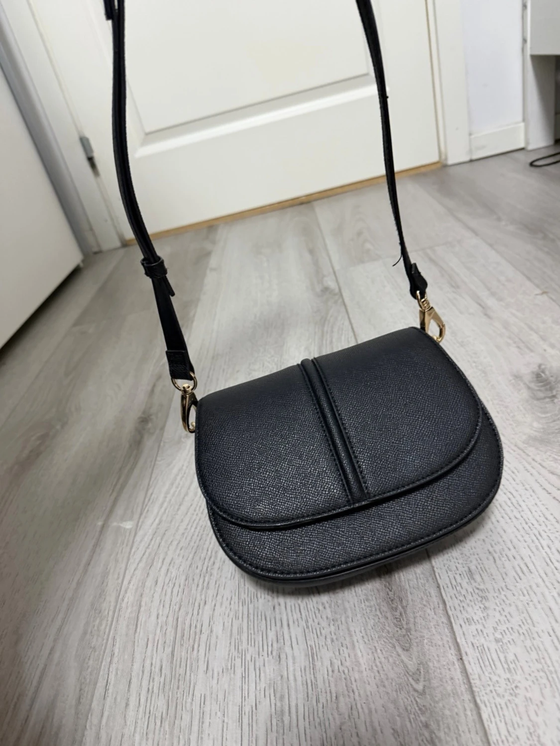 Svart axelväska i konstläder - 6