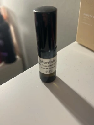 Montale parfymprov Chocolate Greedy - Litet parfymprov från Montale med doften Chocolate Greedy. Flaskan är svart och cylinderformad med en enkel etikett. Perfekt för dig som vill testa en gourmanddoft med chokladtoner innan du köper en större flaska.