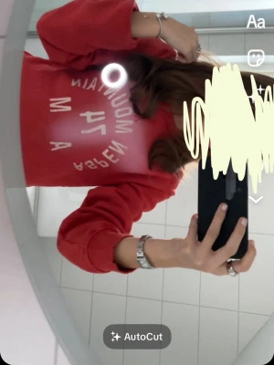 Röd tröja med tryck zara -  Säljer den trendiga Zara tröjan på grund av att den inte kommer till användning. Den är jättefin och i perfekt skick bara använd ett fåtal gånger. Den är i storlek S.