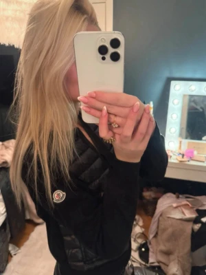 Moncler cardigan dam  - ( kan även mötas i Stockholm ) hej Säljer min äkta cardigan . Inköpt i hemsidan digital kvitto är kvar i mailen ☺️ jag kan inte gå ner så mycket i priset Tyvär då den är oanvänd och inköpt för 8000 . Tillbehöret följs med 