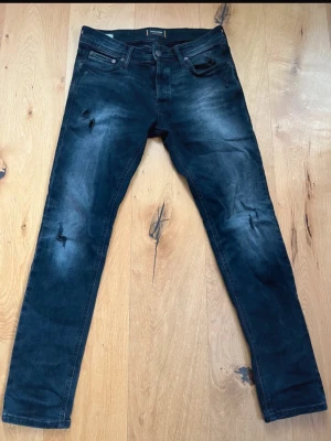 Jack & Jones slim Glenn 32/32  - Snygga svarta slim fit jeans från Jack & Jones med slitningar på benen. Storlek 32/32 och väldigt bra skick. 