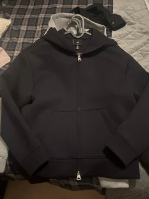 Blå scuba hoodie med zip - Använt 2 gånger bara