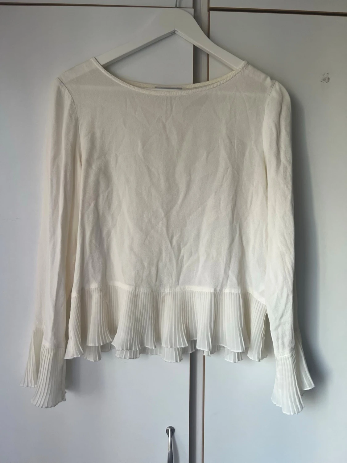 Blus med plisserad kant från Minimum