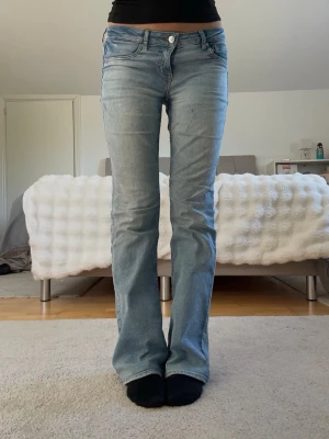 Bootcut Low waist jeans - Säljer dessa lågmidjade bootcut jeans från H&M, fint skick! Är 169cm lång och storlek S!