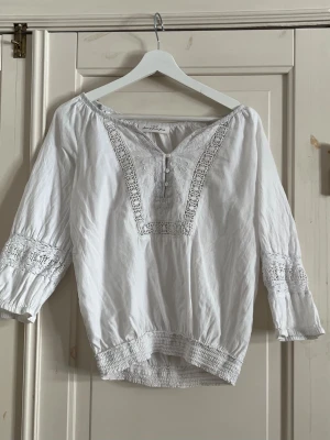 Boho blus- L.O.G.G - Vit boho blus från L.O.G.G i storlek xs. Vid frågor, tveka inte att höra av dig!🌸