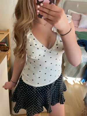superfin pricking kjol från Zara💓 - jättefin prickig kjol från Zara med shorts innuti 💓 säljer för att jag aldrig använder den, bra skick och noga omhändertagen 💓 pris kan diskuteras 