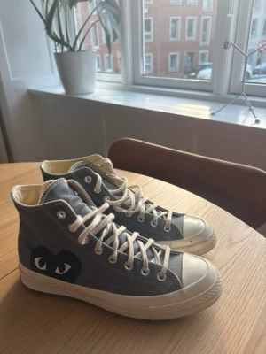 CDG converse - Säljer mina CDG Converse i bra skick, inga defekter eller slitningar. Ingen box medföljer