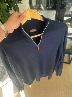 Stenströms Half-Zip Tröja, 100% Merinoull - Säljer en snygg och klassisk half-zip tröja från Stenströms. Använd ett fåtal gånger och krympte dessvärre i tvätten från XL till M/S. Perfekt till både vardag och lite mer uppklätt ✨🎊
