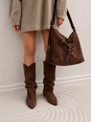 Bruna slouchy mockastövlar och boots - Snygga bruna stövlar i mocka med slouchy passform och spetsig tå. Stövlarna har en markerad V-formad öppning upptill och låg klack. Perfekta för att lyfta din outfit med en trendig touch.boots i storlek 38