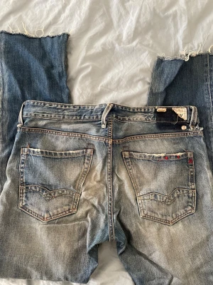 Vintage replay jeans - Säljer dessa asfeta vintage replay jeans, köpta på vinted för ett år sedan men har aldrig använt dem. Lite slitna, en av bälteshällorna har gått av så den sitter fast med en nål. Storlek är oklar men passar som 32. Hör av dig vid funderingar!