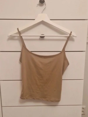 Beige/brun linnetopp från SHEIN - Säljer en enkel beige/brun linnetopp från SHEIN i storlek M. Toppen har tunna axelband och ärmlös design, perfekt för varma dagar. Materialet känns mjukt och lätt mot huden. Skriv vid intresse ❤️