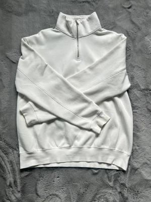 Vit zip tröja Zara - Säljer min brors vita zip tröja från Zara med dragkedja i halsen. Använd några gånger men inte defekter förekommer. Funkar bra till vardags och kallare dagar. Hör av er för fler bilder 