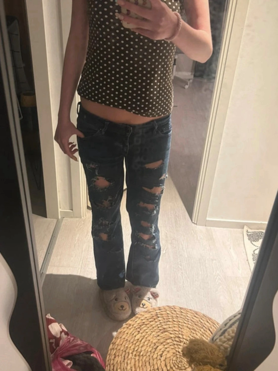 Mörkblå slitna bootcut jeans