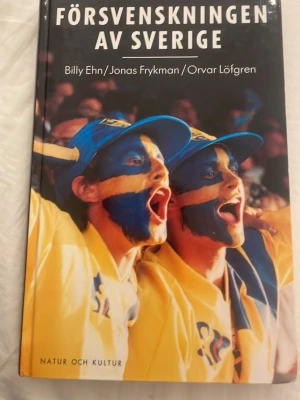 Försvenskningen av Sverige - Kursbok med titeln 'Försvenskningen av Sverige' av Billy Ehn, Jonas Frykman och Orvar Löfgren..
