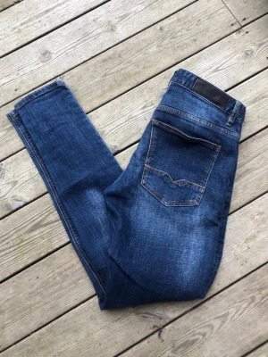 Diesel Jeans - Säljer ett par riktigt snygga Diesel jeans. Storleken på jeansen är W30, L32. Passar XS/S/M. Perfekta till vardagslooken och passar till det mesta. Säljs för 189kr pga att jag inte får användning av dem och nypris är 1300-1800kr!☺️