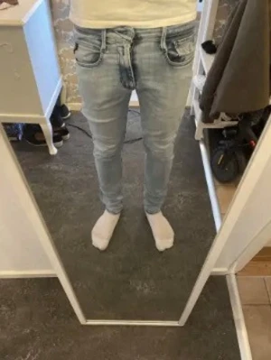 Replay jeans anbass  - Säljer dessa replay jeans! Riktigt bra kvalitet. W31 L32. Säljer för Garderob rens. Lite för små på mig jag är ca 190. Kolla profil för fler jeans!