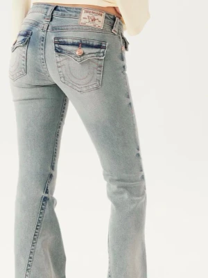 True Religion  - Nya oanvända jeans från True Religion - JOEY LOW RISE FLARE , blåa jeans. I W26  Med etiketter! Ordpris 1499kr 