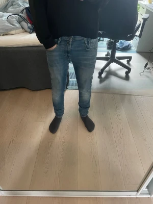 Slim fit ljusblå jeans från Replay - Säljer ett par snygga slim fit jeans från Replay i ljusblå tvätt med slitningar och klassiska fem fickor. Det finns en liten slitning vid skrevet. Jeansen har passformen anbass men sitter lite små på mig. Storleken är 28/30. Kan gå ner i pris vid snabb affär! Skriv vid frågor.👍