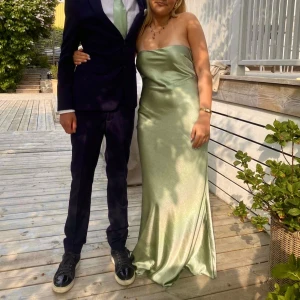 Ljusgrön balklänning - Superfint silkesklänning som är i bra skick. Lite omsydd vid midjan/dragkedjan men inget som syns utifrån. Passar bra om du vanligtvis har S/M i storlek💚