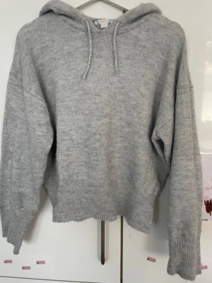 Stickad hoodie från gina tricot - Grå stickad hoodie från gina tricot (young)