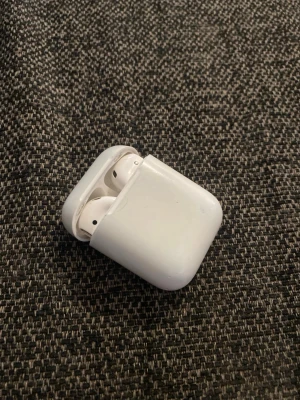 AirPods GEN 2 Äkta  - Säljer ett par AirPods från Apple. Snygg och stilren design, perfekt för dig som vill ha smidiga hörlurar till mobilen. Kopplas snabbt till din enhet via Bluetooth.  KAN PROVAS/TESTA PÅ PLATS