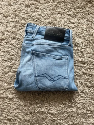 Ljusblå slim fit jeans från Replay - Ljusblåa jeans W31 L 30