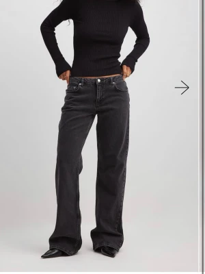 Svarta raka jeans med låg midja NAKD - Säljer ett par svarta jeans med rak passform och låg midja. Från NAKD i storlek 36. Lite slitna nertill men inget man tänker på. 