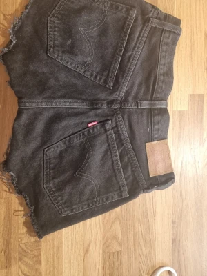 Svarta Levi's jeansshorts - Snygga svarta jeansshorts från Levi's. Sparsamtandvönda, i bra skick, storlek W25