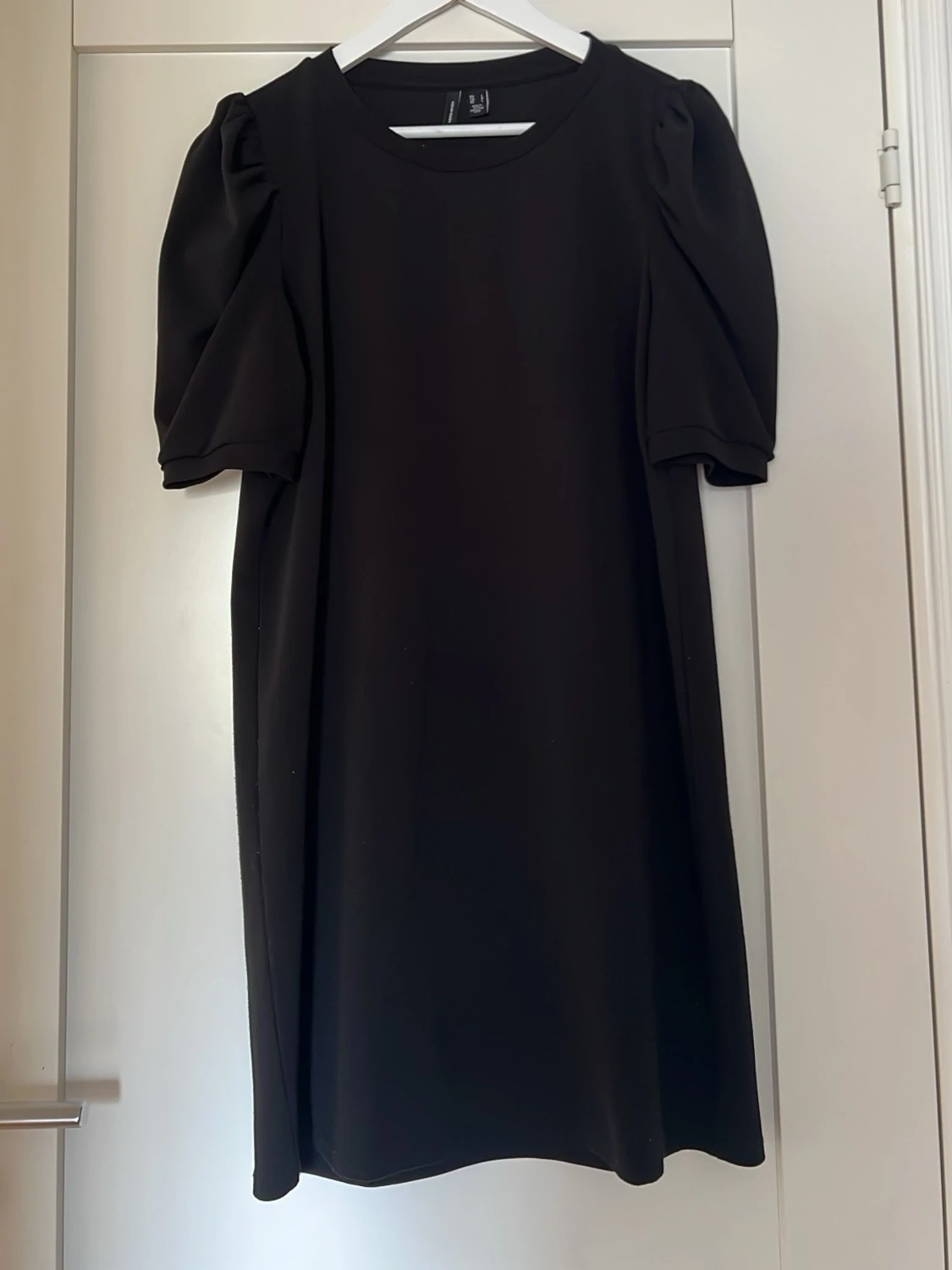 Svart klänning med puffärm Vero Moda