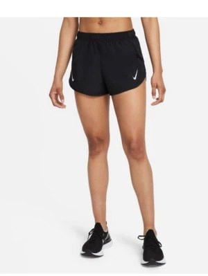 Nike Dri-Fit Fast Tempo shorts svart xs - Svarta sportiga shorts från Nike med Dri-Fit-teknologi. De har elastisk midja, kort passform och en liten vit Nike-logga framtill. Perfekta för träning och löpning, tillverkade i lätt och snabbtorkande polyester.