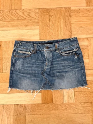 Söt lågmidjad jeanskjol från ONLY - Fin jeanskjol, lowwaist, har även snygga fickor!🌸 Måtten syns i bilderna📐