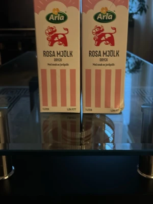 Arla rosa mjölk & mannagrynsgröt - Säljer två paket Arla rosa mjölk med jordgubbssmak och två paket rosa mannagrynsgröt. Alla förpackningar är 1 liter och har en söt design med rosa och vita ränder samt illustrationer av ko och skål. Perfekt för dig som gillar unika smaker och snygga förpackningar. 85kr per paket men pris kan diskuteras 