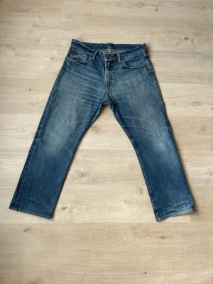 Blåa Vintage Ralph Lauren Jeans Regular Fit W33 L30 - Ralph Lauren Jeans i blå färg. Jeansen är i mycket bra skick och sparsamt använda. |  Äkta som allt annat jag säljer! ✅ |  Storlek: W33 L30 | Skick: Mycket Bra Skick - mycket liten slitning/hål vid gylfen.  (SE SISTA BILD) | Färg: Blå | Märke: Ralph Lauren | Modell: Jeans |   Hör gärna av dig vid frågor så svarar jag så fort jag kan! 😁 |  (SKU - ?)