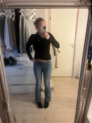 Ljusblå bootcut jeans - Säljer ett par ljusblå bootcut jeans som är lågmidjade🥰som ni ser är de lite för korta så de varför de säljs, jag är 163 cm🥳