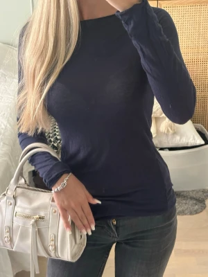 Mörkblå långärmad topp från Intimissimi - Supersnygg mörkblå långärmad topp från Intimissimi. Modellen är figurnära och har en klassisk rund halsringning. Perfekt att styla med jeans eller kjol för en clean look. Knappast tecken på användning. Ordinarie pris 489💕