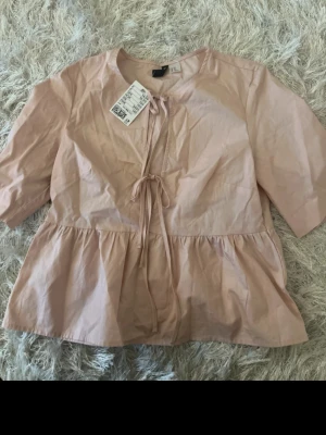 Söt topp helt ny! - Helt ny söt rosa topp ifrån Gina köpt för ett årswdsan men legat ute länge på Vinted men den säljs för den ej är min stil och fick den i present.