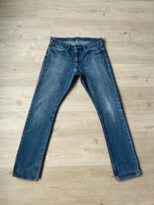 Blåa Vintage Ralph Lauren Slim Straight Fit W32 L32 - Fina Ralph Lauren Jeans i blå färg. Jeansen är i mycket bra skick och sparsamt använda. |  Äkta som allt annat jag säljer! ✅ |  Storlek: W32 L32 | Skick: Mycket Bra Skick  - lite sönder bakom benöppningarna (SE SISTA BILD) | Färg: Blå | Märke: Ralph Lauren | Modell: Jeans |   Hör gärna av dig vid frågor så svarar jag så fort jag kan! 😁 |  (SKU - ?)