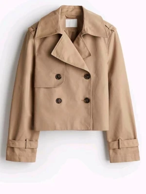 Hm, trenchcoat  - Säljer denna trendiga trench Coaten från HM i storlek M. Den är exakt den i bilden och kommer med två extra knappar. Perfekt nu till vår/sommar/ hösten 