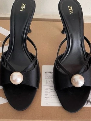Virala Zara Pearl Klackar - Mycket eftertraktade ”pearl heels” från Zara! Helt oanvända i storlek 36!