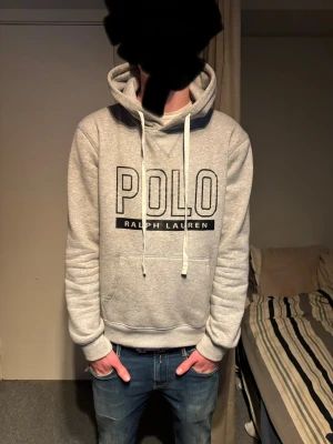 Ralph Lauren Hoodie - En Ralph Lauren hoodie i storlek L men sitter som en M. Väldigt stilren mens en schysst passform.