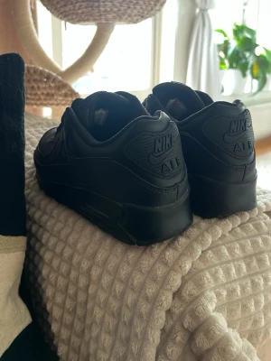 Nike Air Max 90 Triple Black Leather - Storlek 44, använda ~5 gången