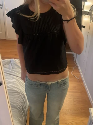 Svart blus  - kort svart fin blus med volanger vid axlarna ❤️