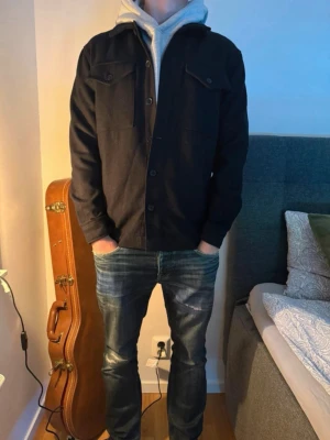 Säljer en marinblå över shirt från these glory days  - Säljer en marinblå över shirt från these glory days för 650 kr väldigt snygg och passar till väldigt många outfits 