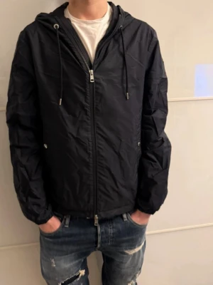 Moncler windbreaker - Säljer en moncler geimpeurs/windbreaker i storlek S. Orderbekräftelsen finns med på bilderna. Skriv ifall intresserad.