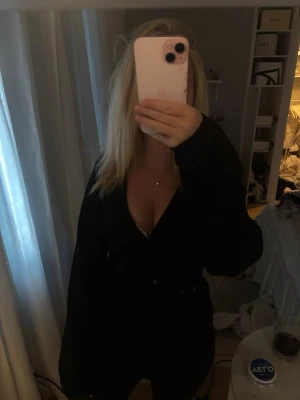Knyttröja - Söt tröja som man knyter vid magen, alltså så justerar du själv. Inga deffekter 🥰