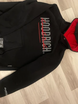 Svart hoodie från Hoodrich  - Säljer en svart hoodie från Hoodrich i storlek M.I mycket bra skick och knappt använd bara att den blivit för liten så valde att sälja den.Nytvättad och kan skickas när som.