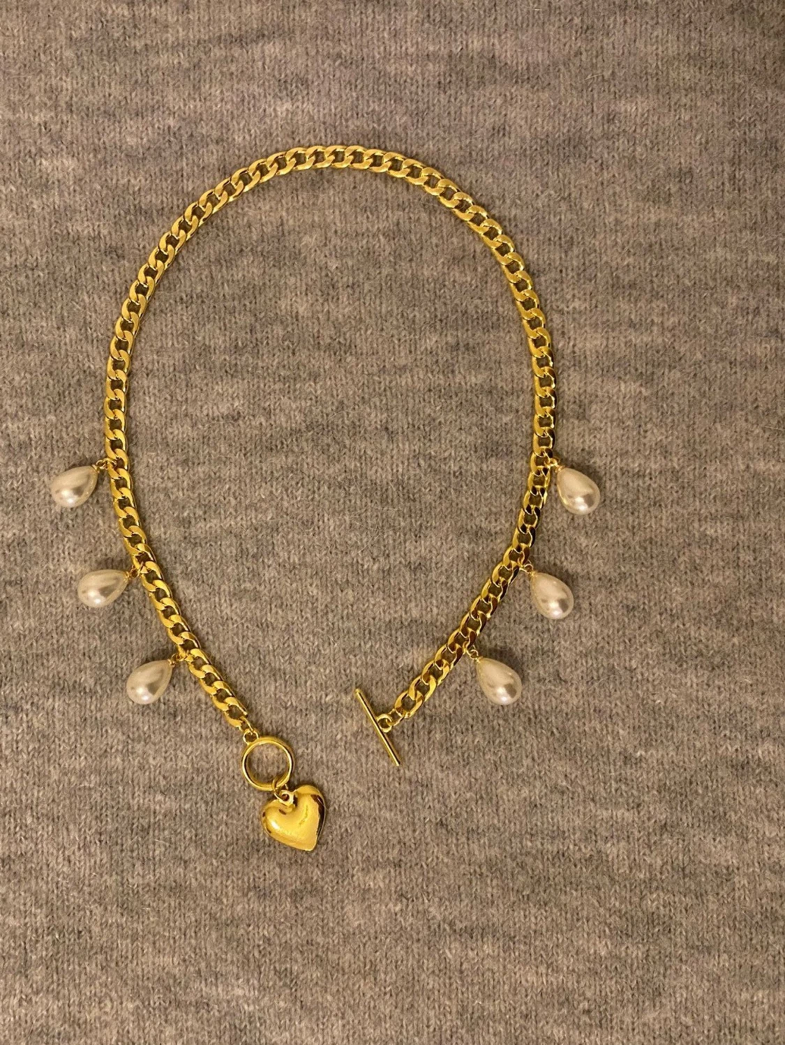 Guldfärgat halsband med pärlor och hjärta
