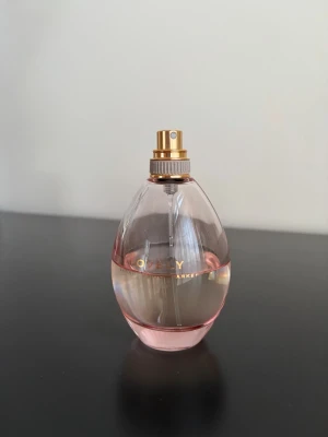 Lovely parfym av Sarah Jessica Parker - Säljer en Lovely parfym från Sarah Jessica Parker. Elegant design som känns lyxig och feminin. Perfekt för dig som gillar fräscha och blommiga dofter. Halva är använd