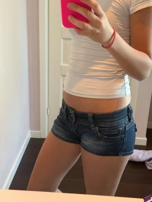 Mörkblå jeansshorts med låg midja - Säljer ett par mörkblå jeansshorts i klassisk denim med låg midja