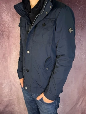 J.lindeberg field jacket bailey - Mycket fint skick | Size L fits M (modellen är 188 cm 75 kg) | fraktar spårbart inom 24 timmar | för att köpa klicka ”köp nu” | vid frågor eller funderingar skriv ett meddelande | följare får bättre rabatter🙌